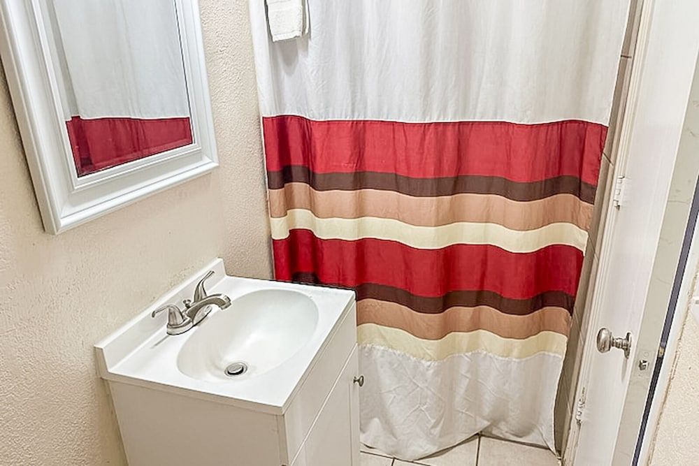 Economy Inn By OYO, Lamesa TX Room, 1 King Bed, Non Smoking 6