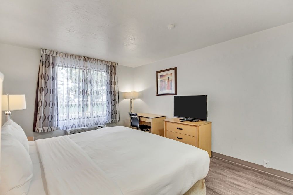 Suburban Studios Salt Lake City Airport Suite, 1 King Bed, Non Smoking (Efficiency) 2