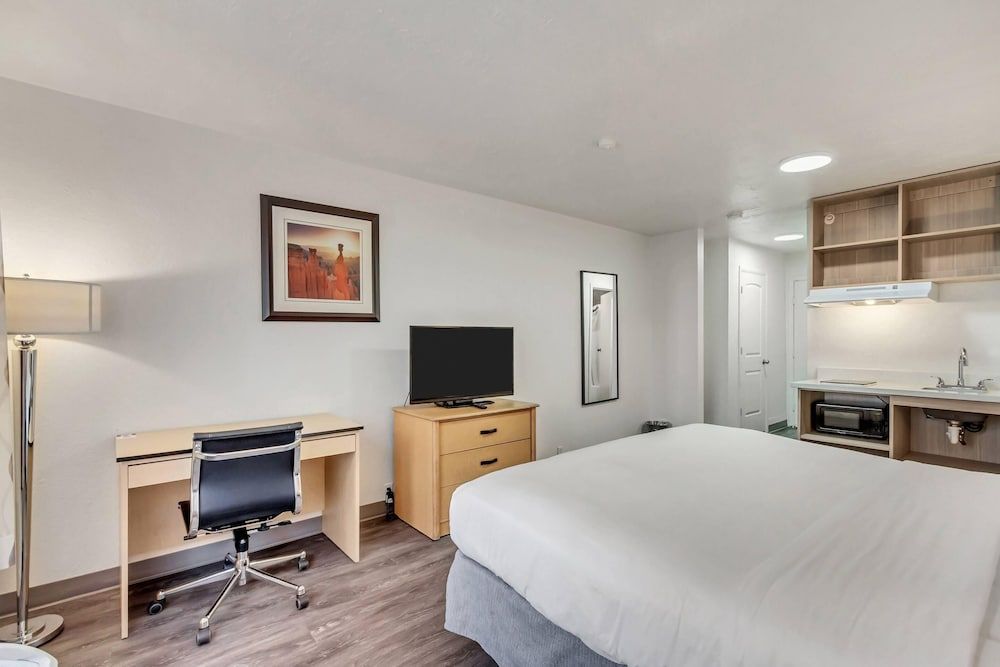 Suburban Studios Salt Lake City Airport Suite, 1 King Bed, Non Smoking (Efficiency) 5