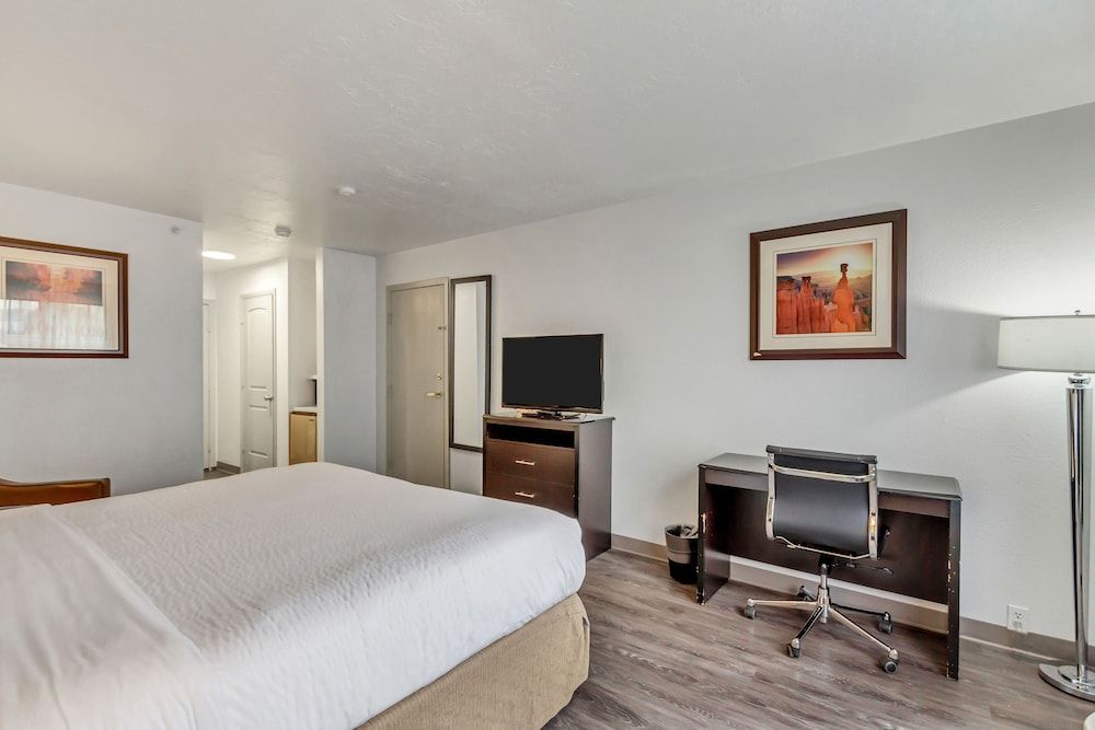 Suburban Studios Salt Lake City Airport Suite, 1 King Bed, Non Smoking (Efficiency) 4