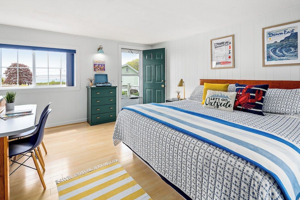 Romantic Cottage, 1 King Bed, Kitchen, Sea Facing