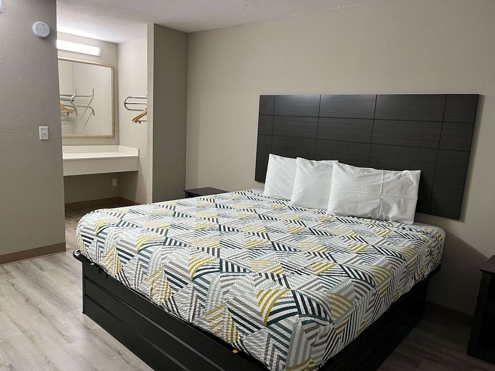 Studio 6 Suites West Memphis, AR - Memphis Standard Room, 1 King Bed, Non Smoking 2