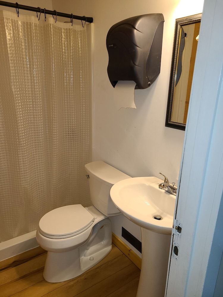 Fairview Inn Standard Single Room, 1 Queen Bed, Shared Bathroom 3