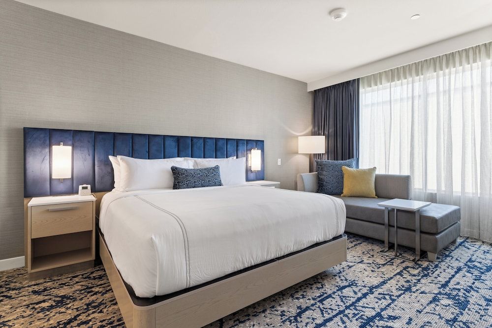 Standard Room, 1 King Bed, Balcony