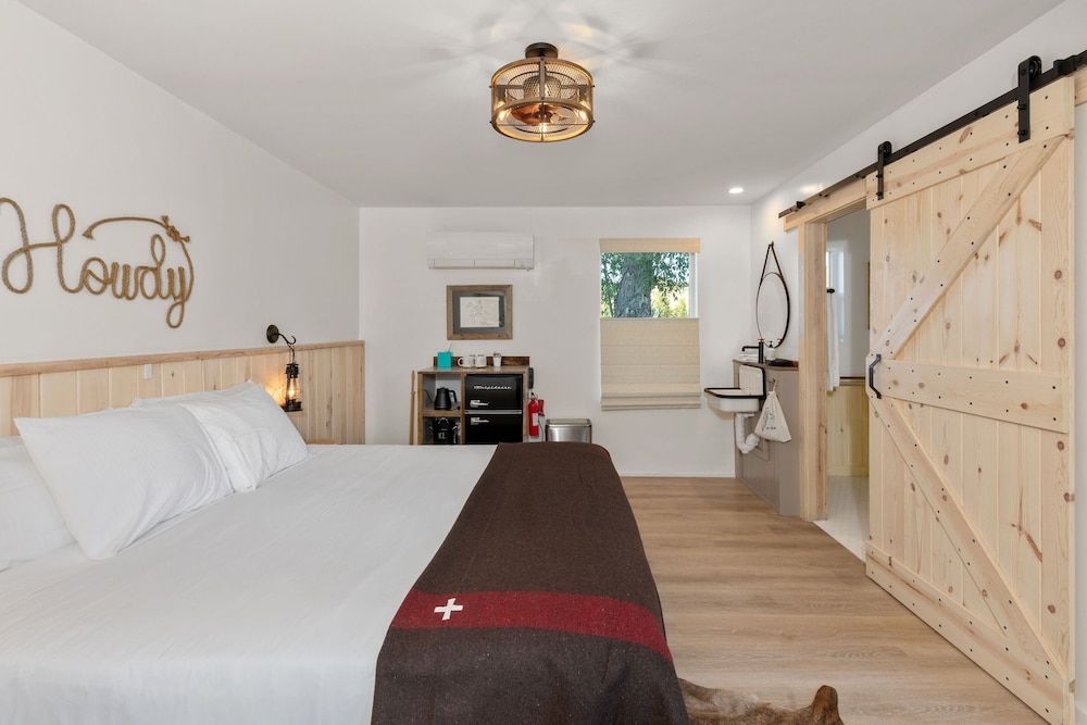 Hotel Palomino Standard King Room 4