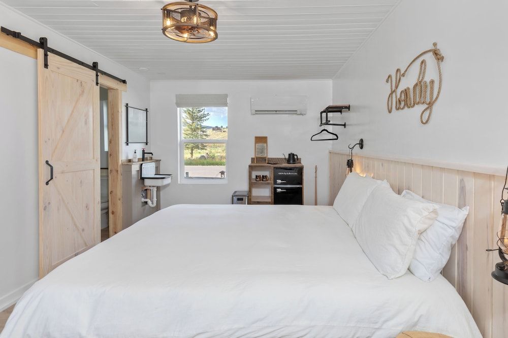 Hotel Palomino Standard King Room 3