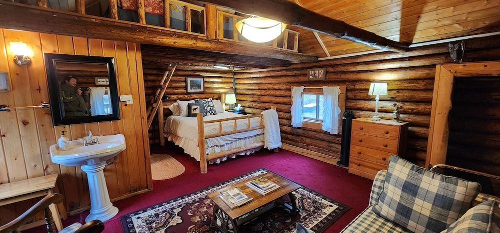 Honeymoon Cabin