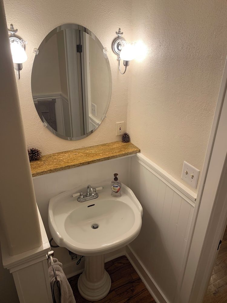 250 N Adams St Comfort Room 4