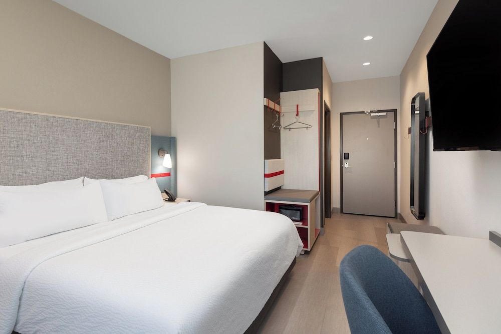 avid Hotels Billings West by IHG Standard Room, 1 King Bed, Accessible (Communications) 5