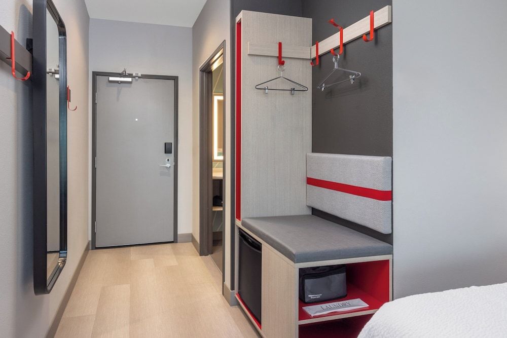 avid Hotels Billings West by IHG Standard Room, 1 King Bed, Accessible (Communications) 10