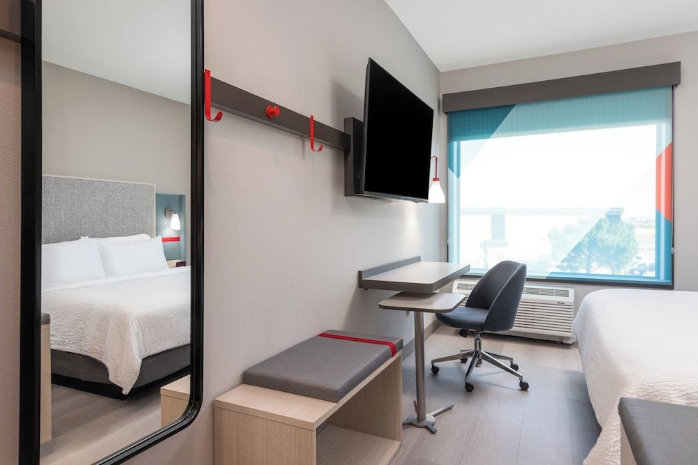 avid Hotels Billings West by IHG Standard Room, 1 King Bed, Accessible (Communications) 11