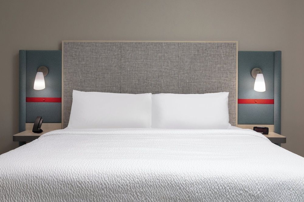 avid Hotels Billings West by IHG Standard Room, 1 King Bed, Accessible (Communications) 3