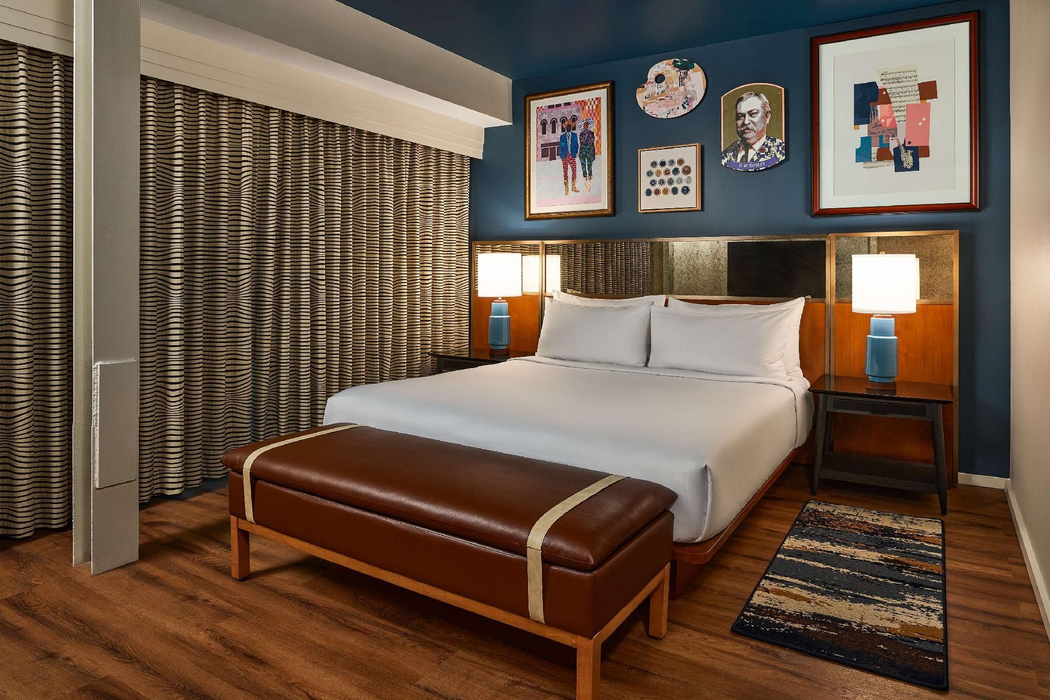 1 KING 1 BEDROOM SUITE WITH SOFABED