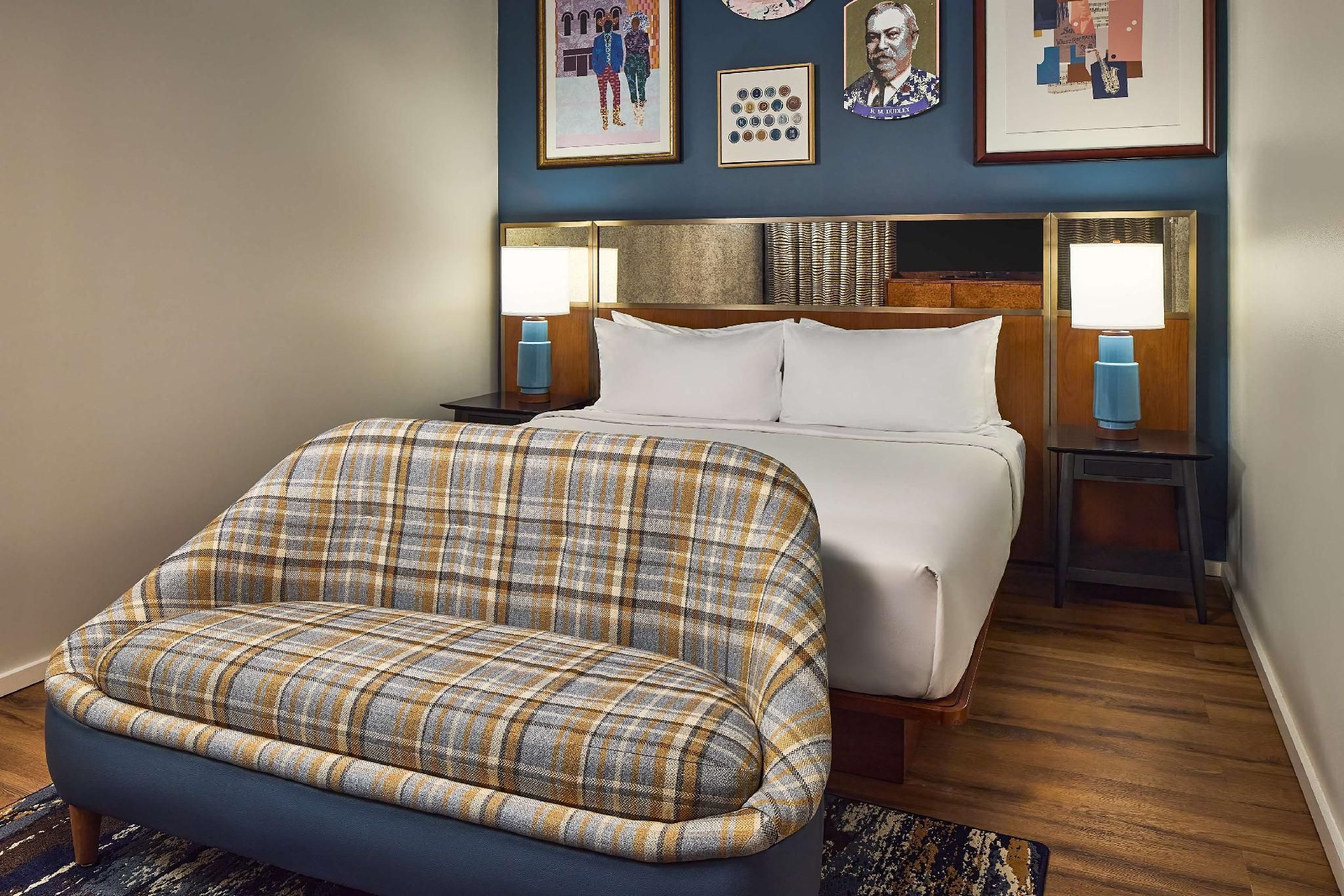 1 King Bed Guestroom