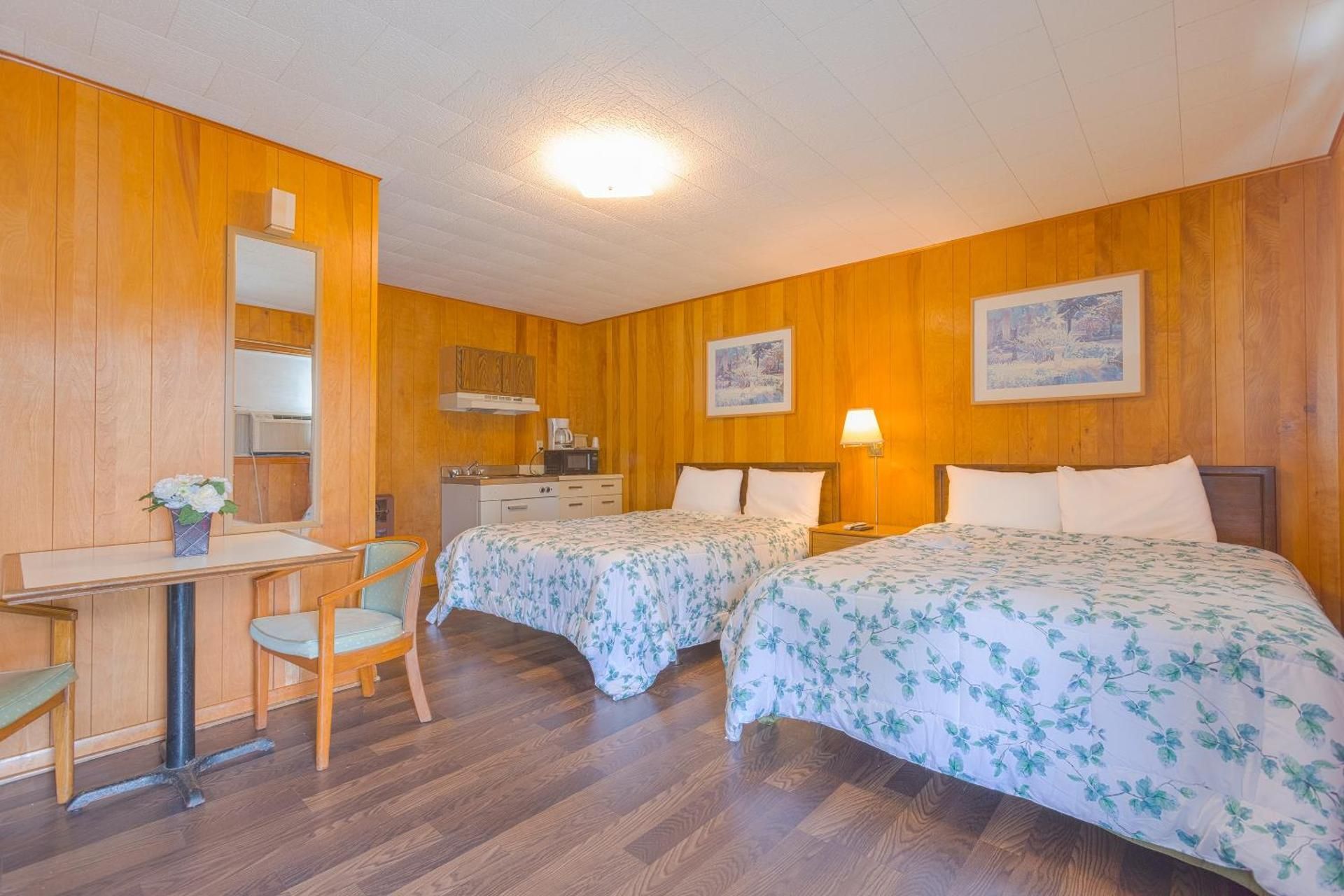 Family Room with Kitchenette (2 Queen Bed)