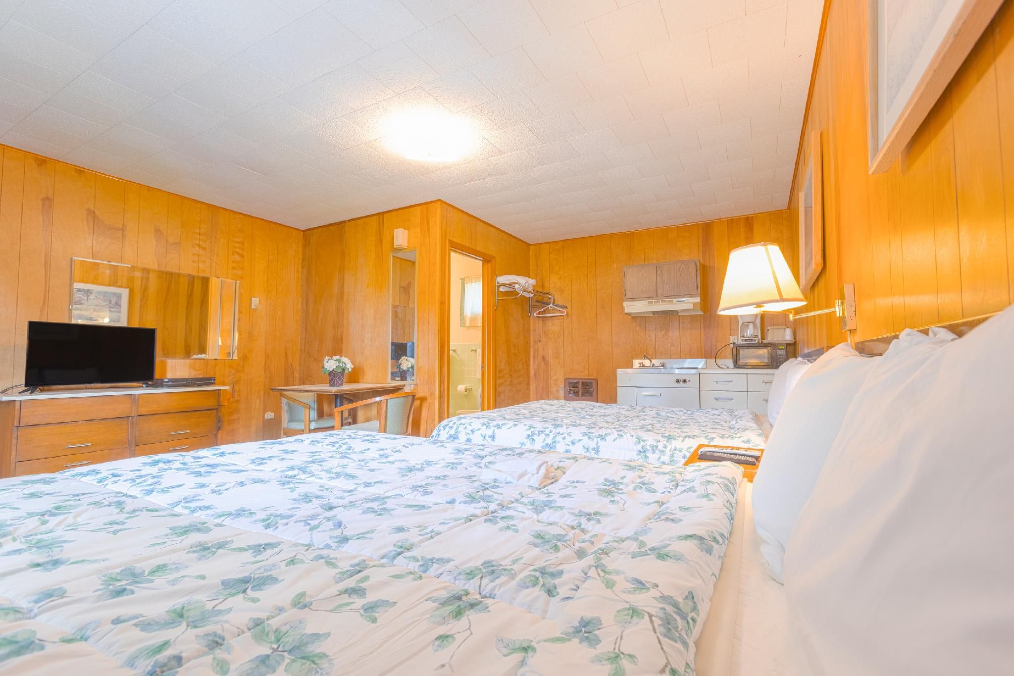 Family room with Kitchenette (2 Queen Bed with Pullout Bed)