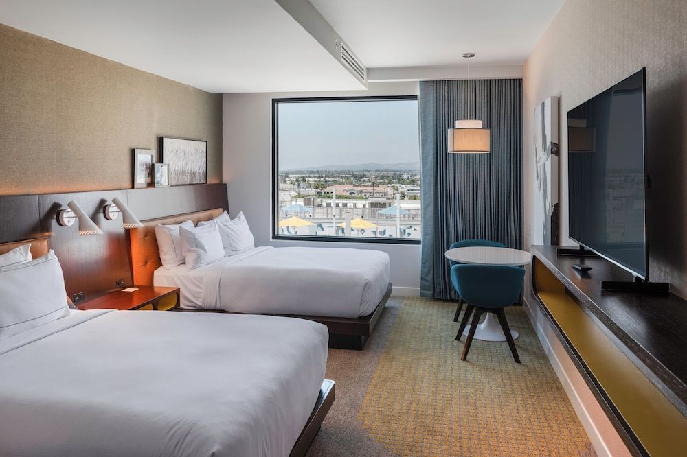 Hilton Buena Park Anaheim Room, 2 Queen Beds, Pool View 3