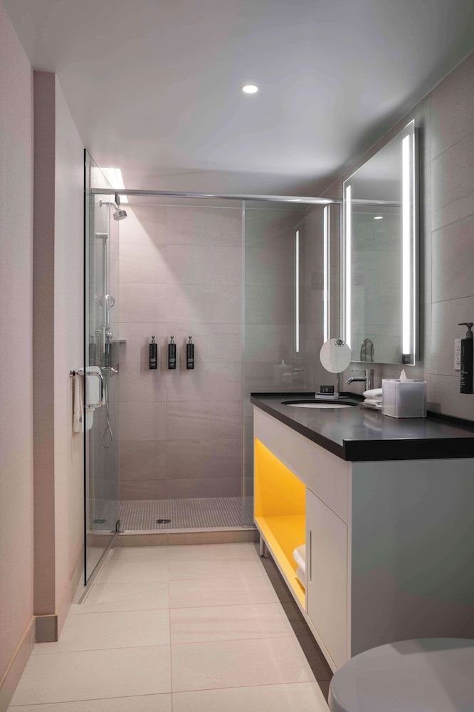 Hilton Buena Park Anaheim Room, 2 Queen Beds, Pool View 4