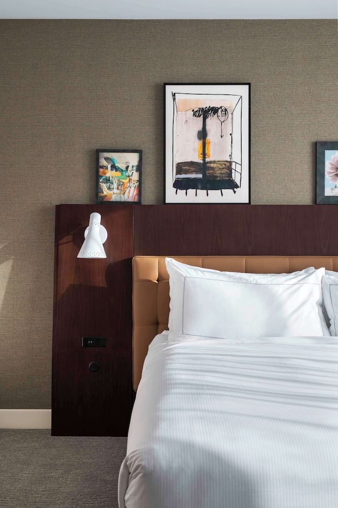 Hilton Buena Park Anaheim Room, 2 Queen Beds, Pool View