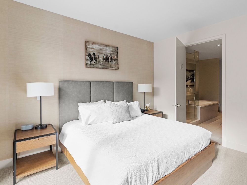 Grand Apartment - 3-Bedroom Condominium 502