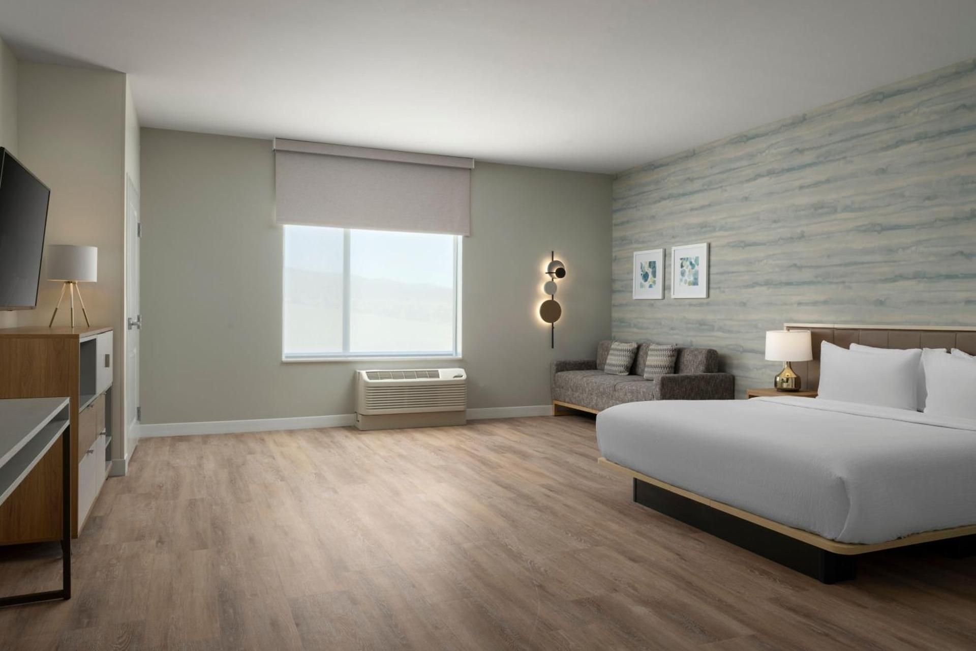 TownePlace Suites by Marriott Barstow King Studio with Sofa Bed and Adapted Tub - Mobility and Hearing Accessible