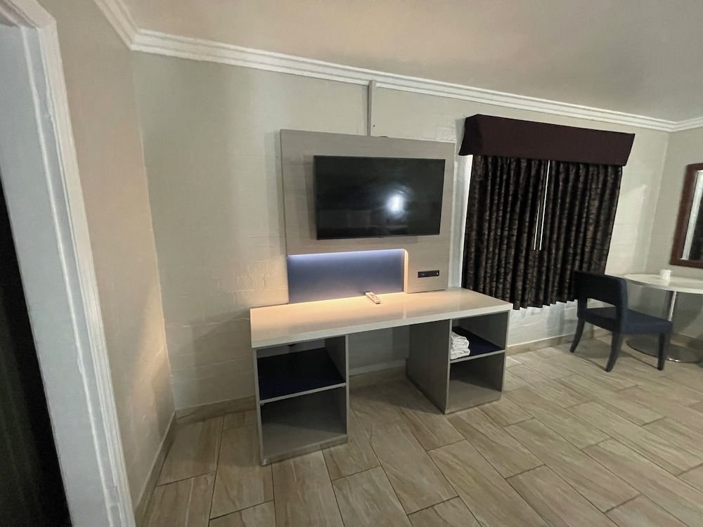 Black Horse Motel Basic Room, Smoking 2