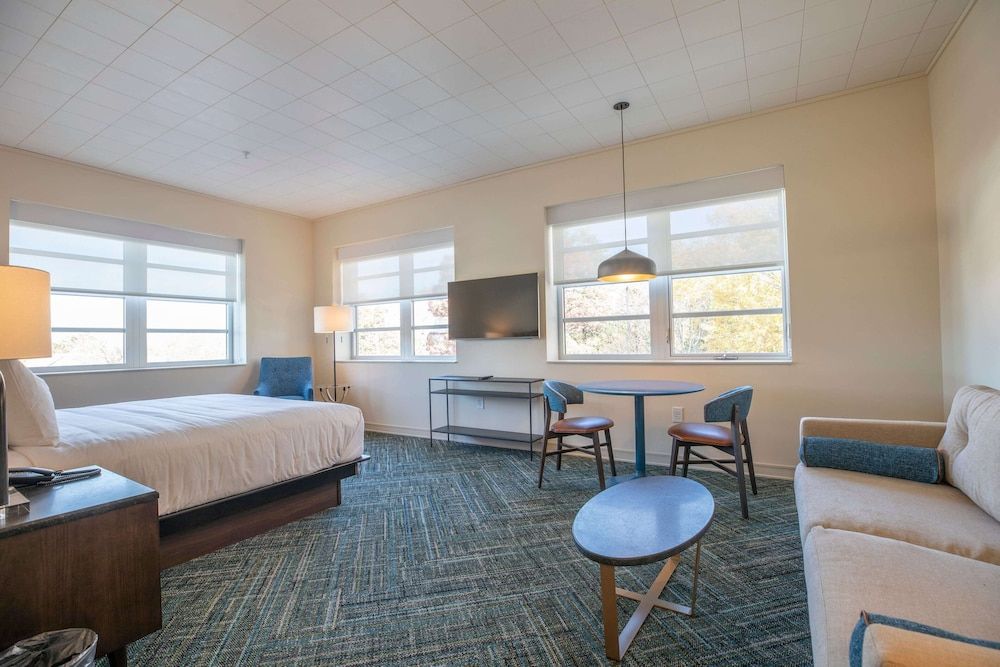 The Holbrook Hotel King Suite 4