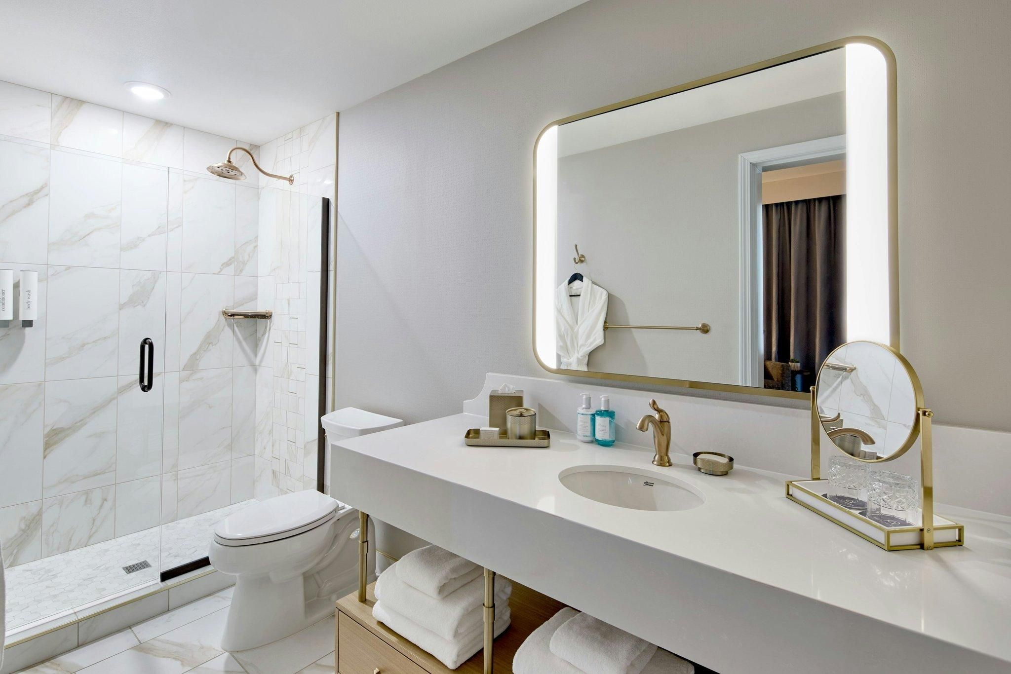 O.A., 2 Bedroom Presidential Suite, Bedroom 1: 1 King, Bedroom 2: 2 Queen, City View