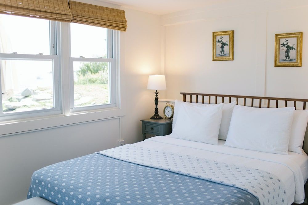 Romantic Single Room, 1 Queen Bed, Ocean View, Ground Floor