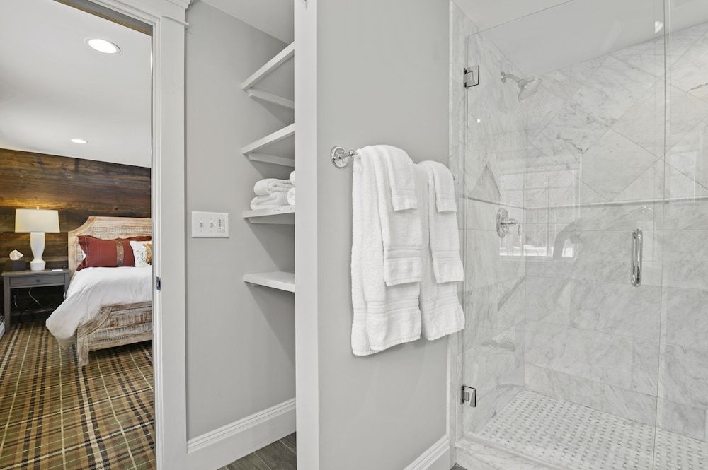 Brook Bound Inn Premium Suite 4