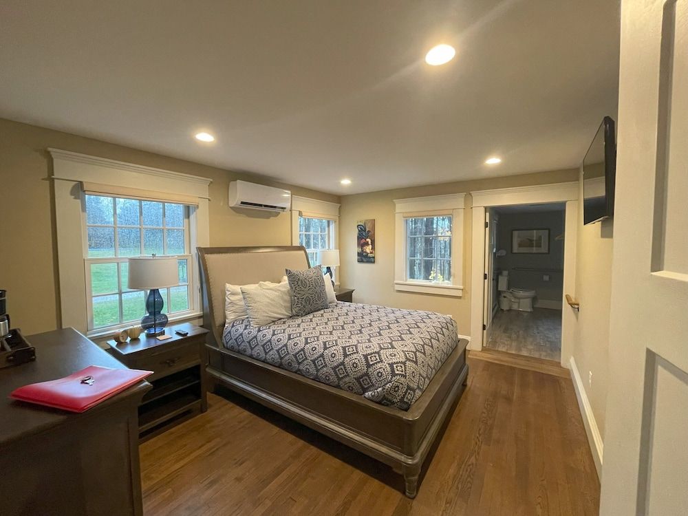 Comfort, Queen, Garden View