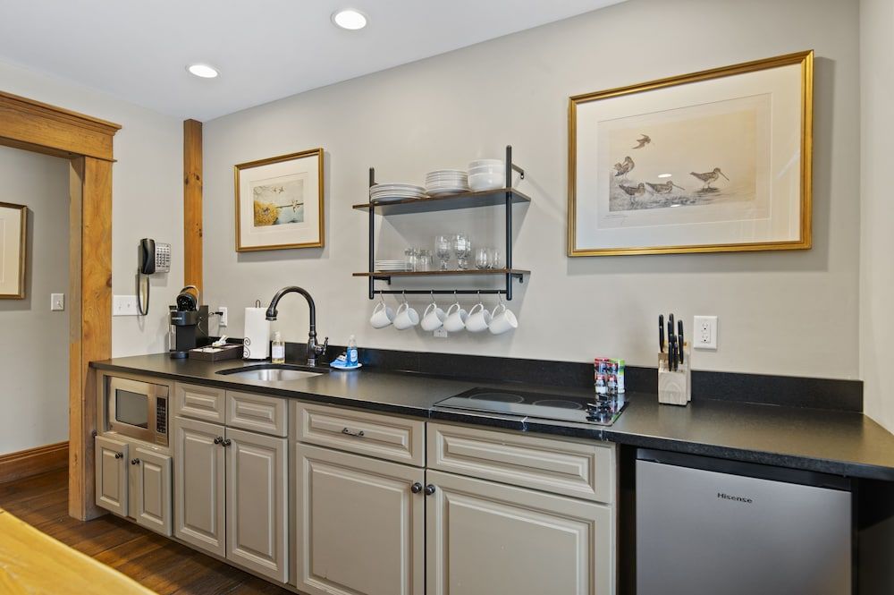 Brook Bound Inn Superior Suite 14