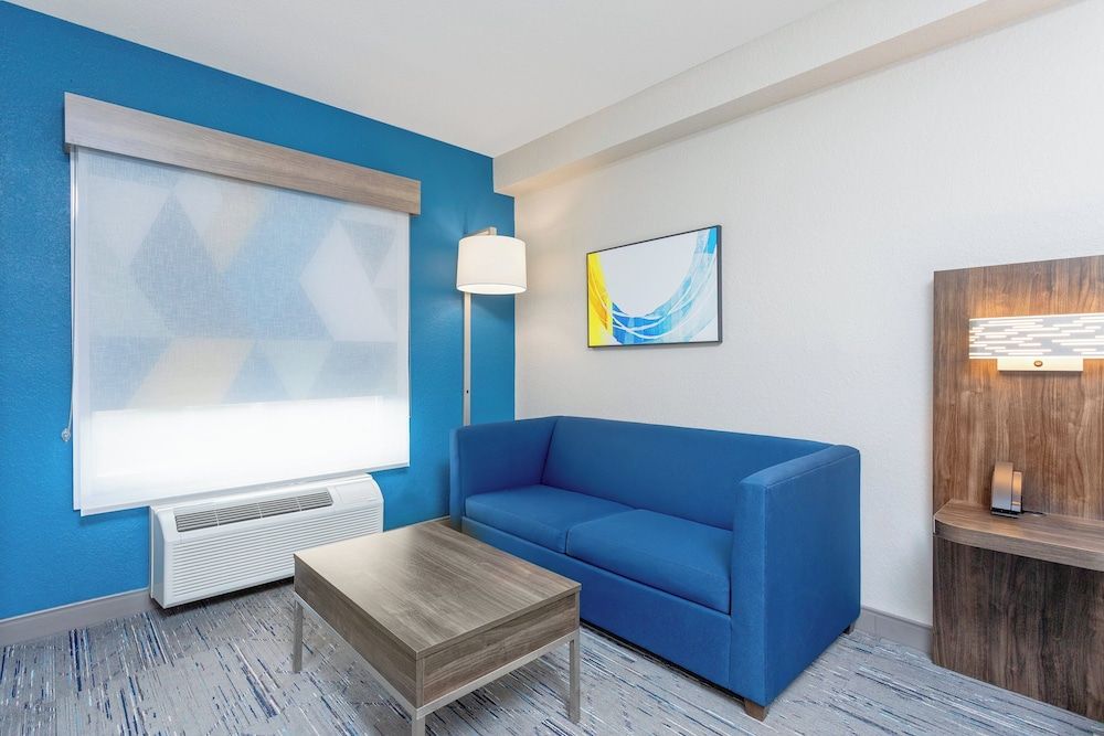 Holiday Inn Express & Suites Ormond Beach - North Daytona by IHG Suite, 2 Bedrooms, Roll-in Shower (Mobility Accessible) 3