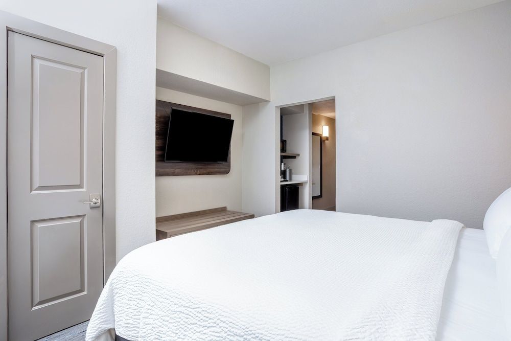 Holiday Inn Express & Suites Ormond Beach - North Daytona by IHG Standard Room, 1 King Bed with Sofa bed 3