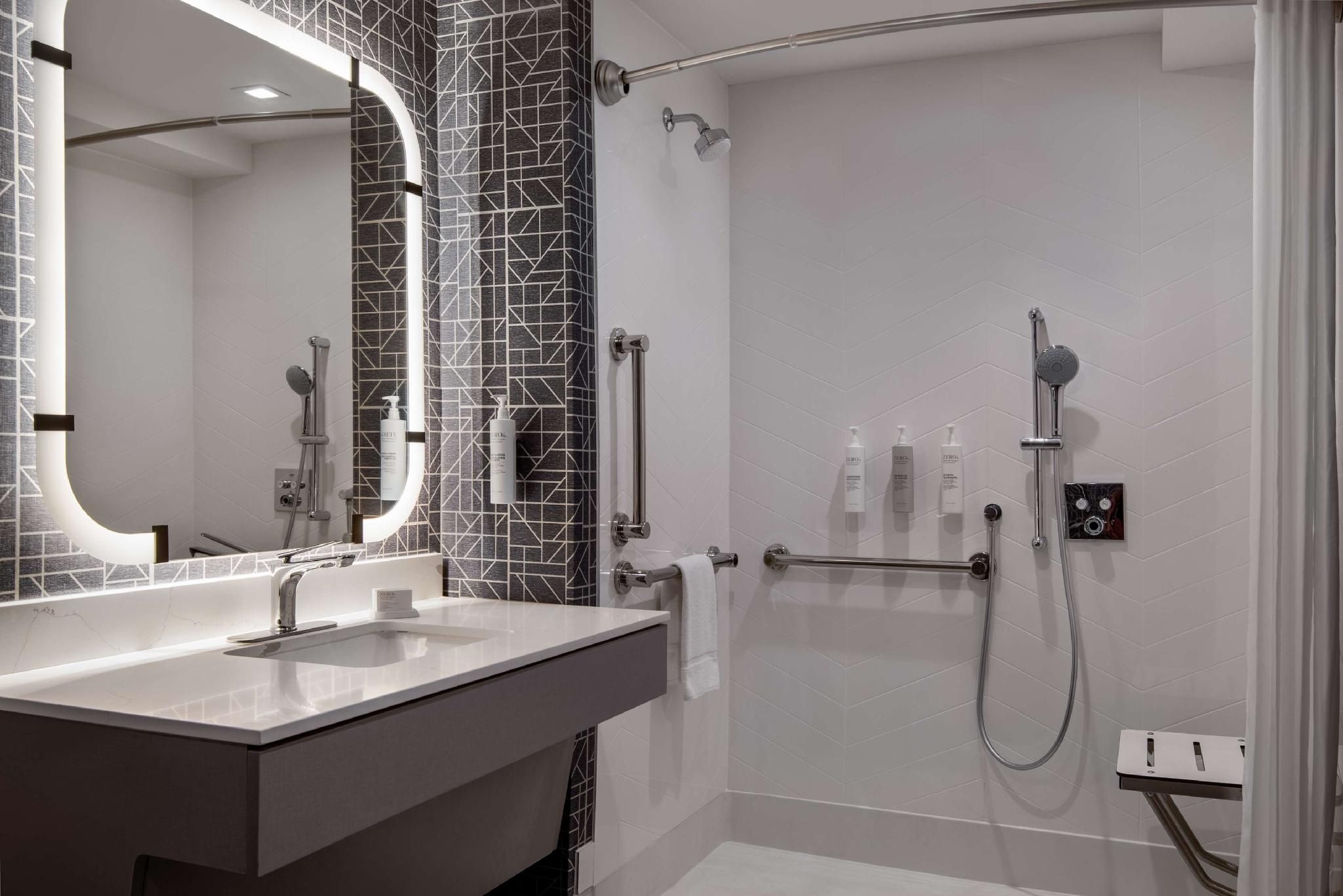 1 King Studio Mobility Access Ri Shower