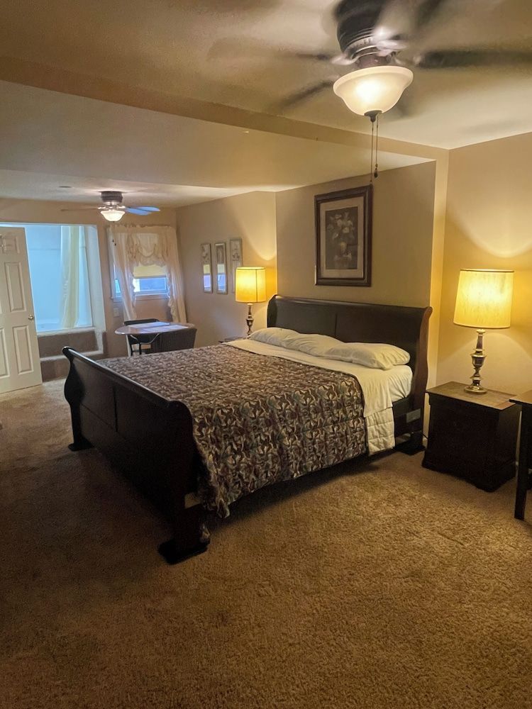 The Valley Inn Basic Room, 1 King Bed 3