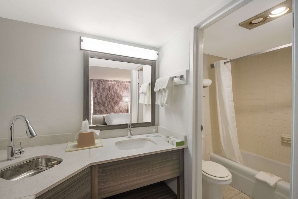 Suburban Studios Cleveland Central Suite, 1 King Bed, Non Smoking 4