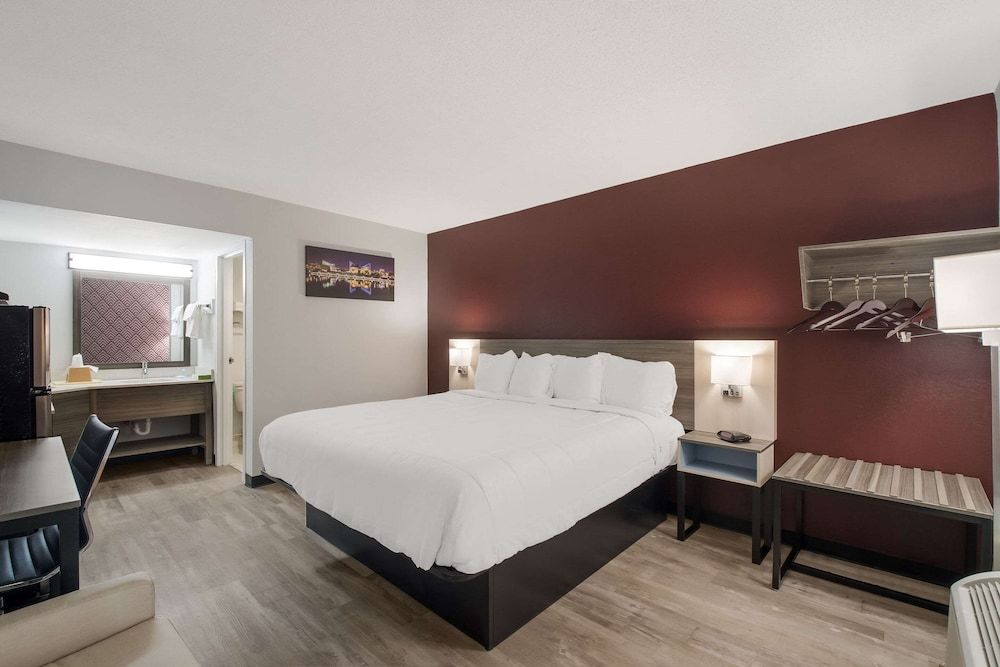 Suburban Studios Cleveland Central Suite, 1 King Bed, Non Smoking 3