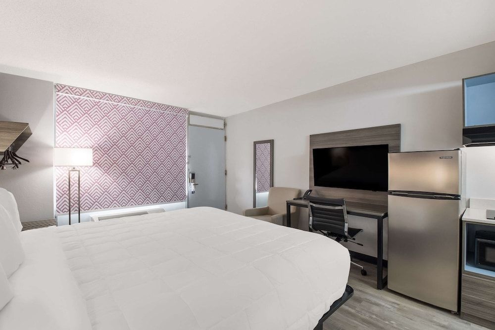 Suburban Studios Cleveland Central Suite, 1 King Bed, Non Smoking 2