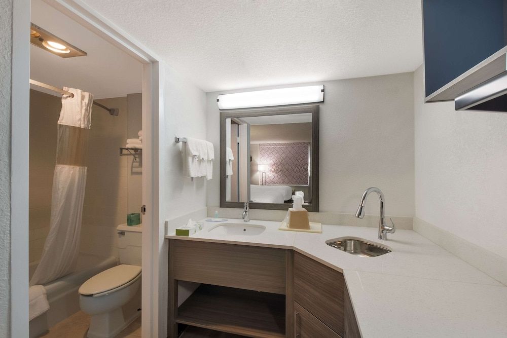 Suburban Studios Cleveland Central Suite, 2 Queen Beds, Non Smoking 4