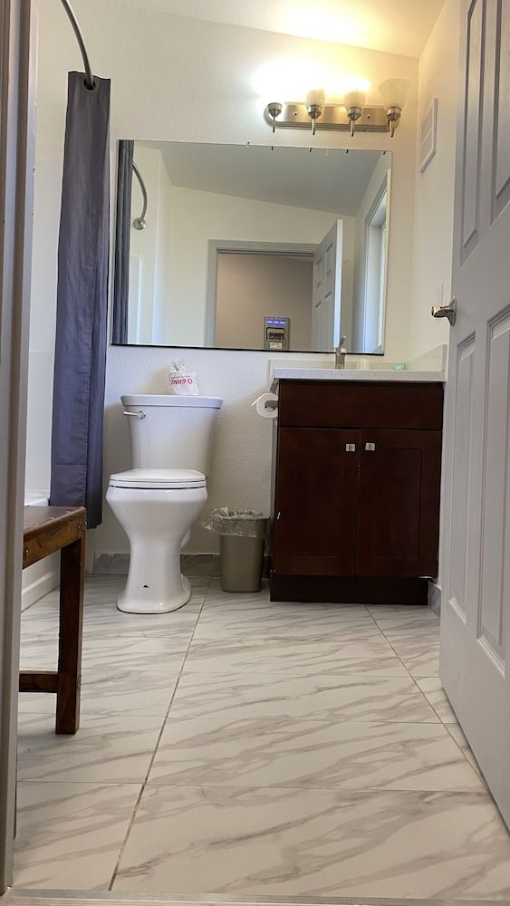 Golden Kent Motel Standard Double Room 5