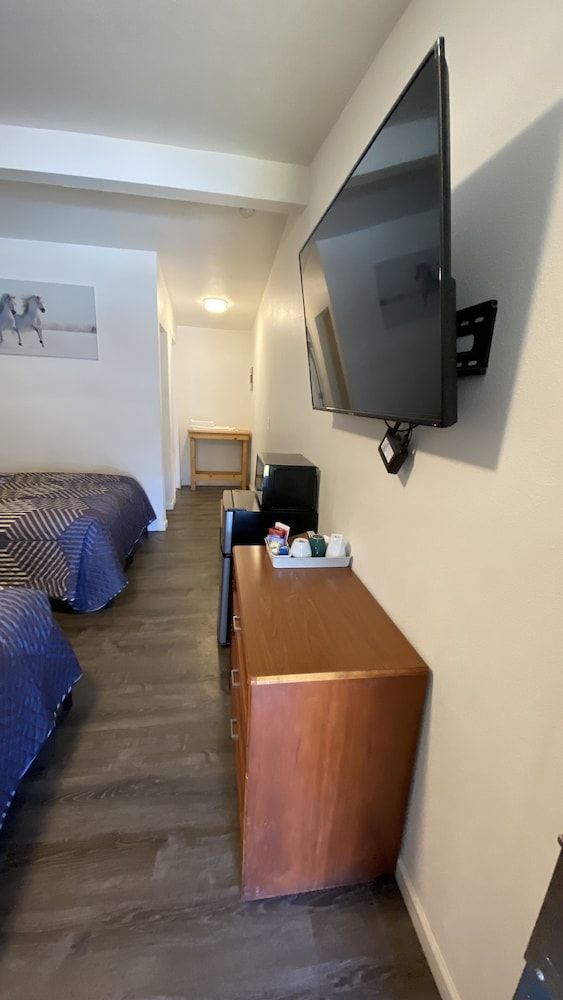 Golden Kent Motel Standard Double Room 4