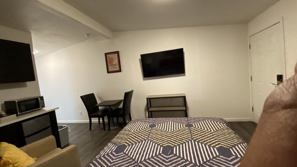 Golden Kent Motel Superior Room 4