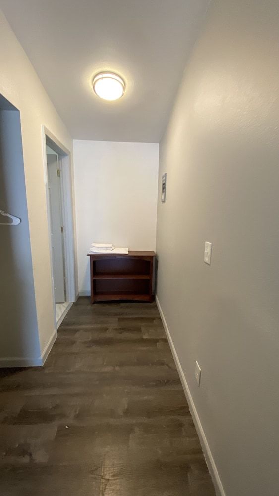 Golden Kent Motel Standard Single Room 5