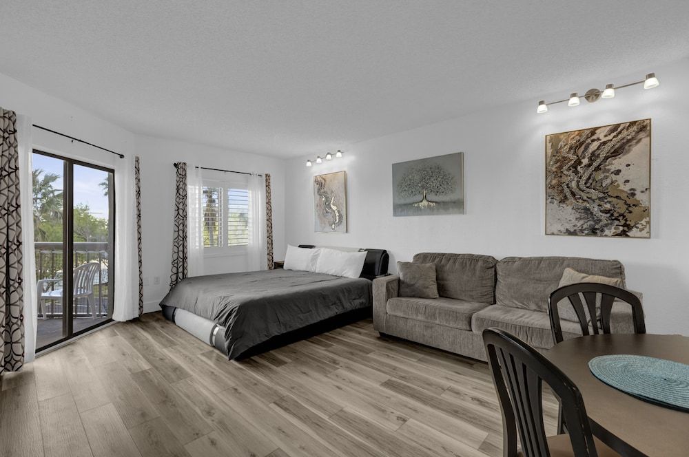 Comfort Studio, 1 King Bed with Sofa bed, Partial Lake View
