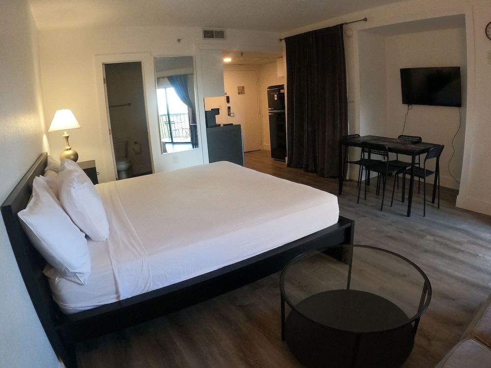 Deluxe Studio, 1 King Bed with Sofa bed, Non Smoking, Partial Lake View