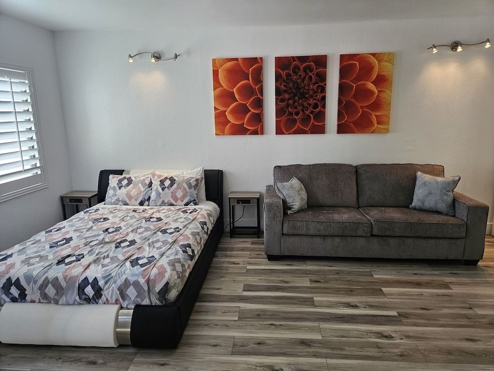 Romantic Studio, 1 Queen Bed with Sofa bed, Balcony, Partial Lake View