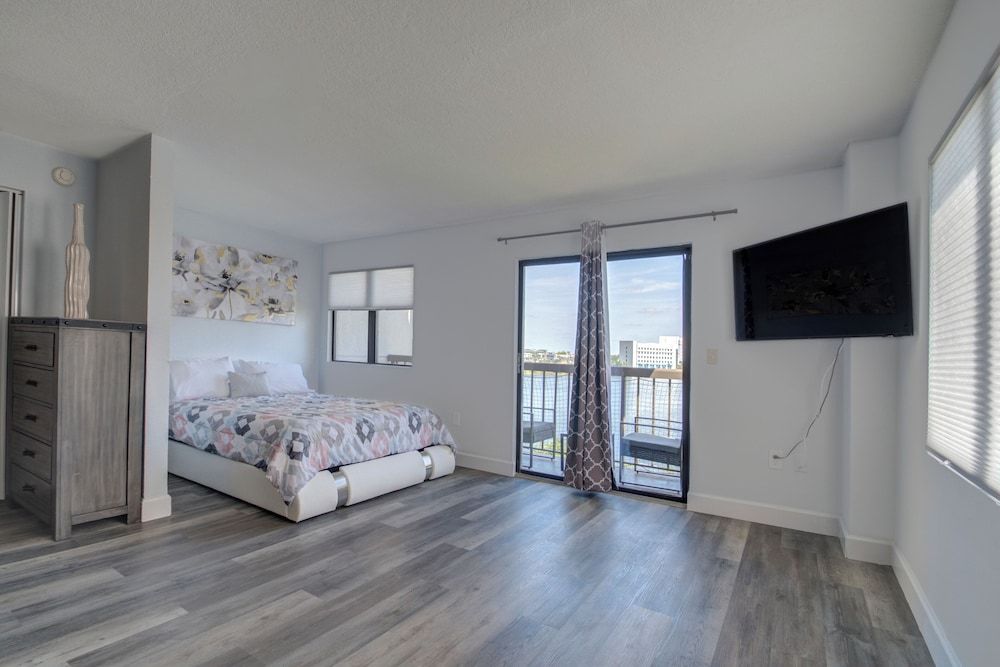 Luxury Studio, 1 Queen Bed with Sofa bed, Lake View
