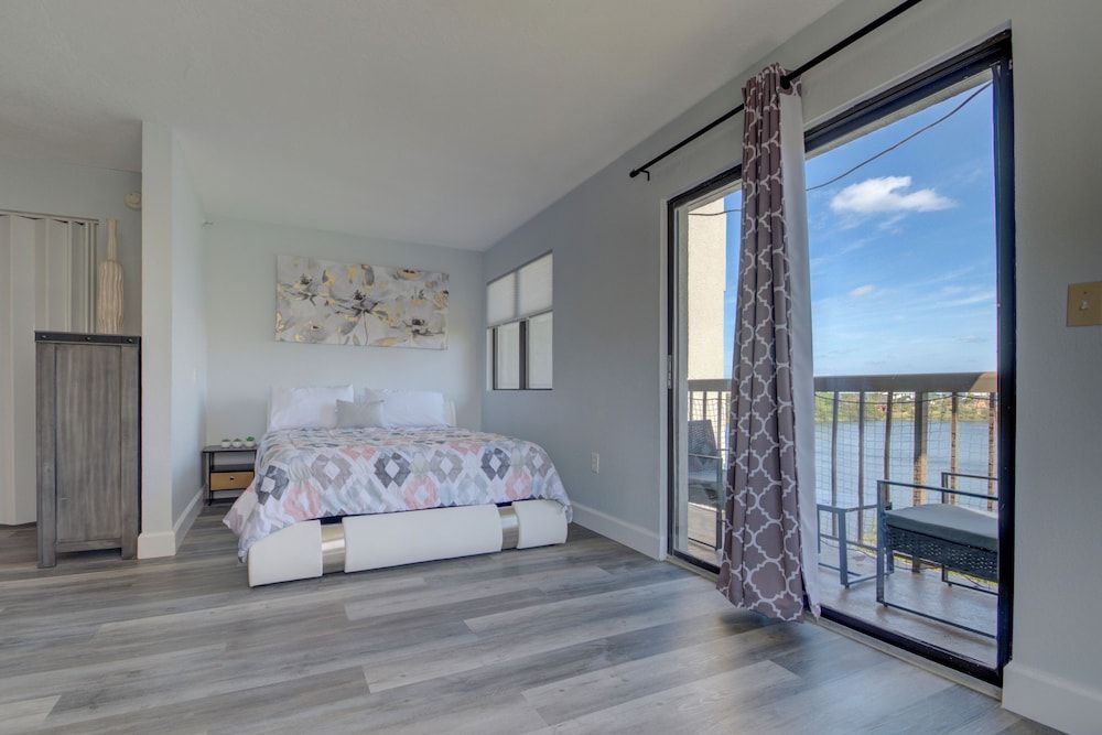 Luxury Studio, 1 Queen Bed with Sofa bed, Lake View