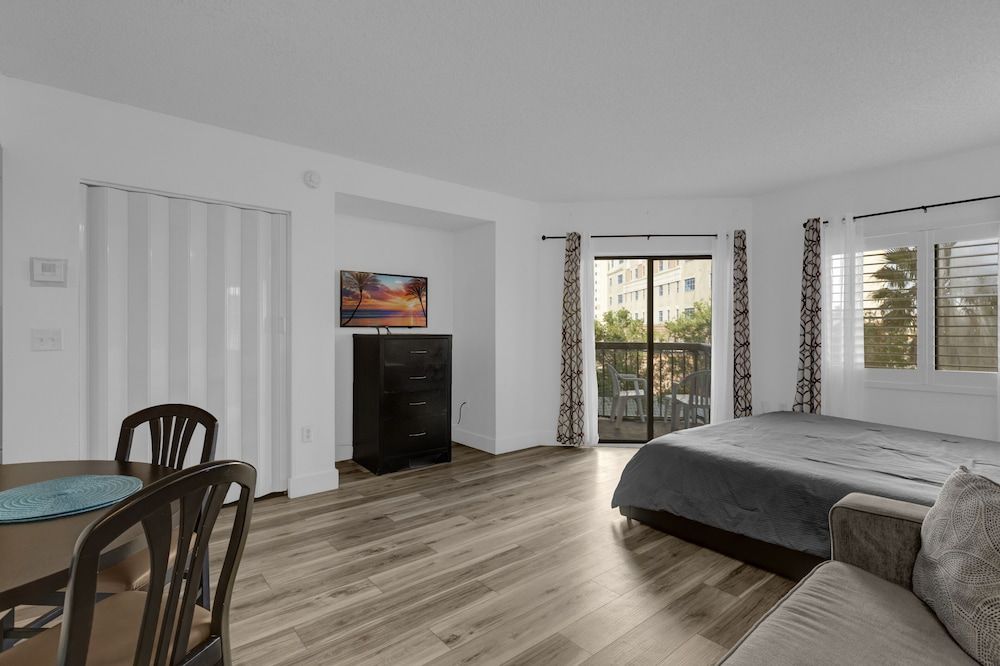 Comfort Studio, 1 King Bed with Sofa bed, Partial Lake View